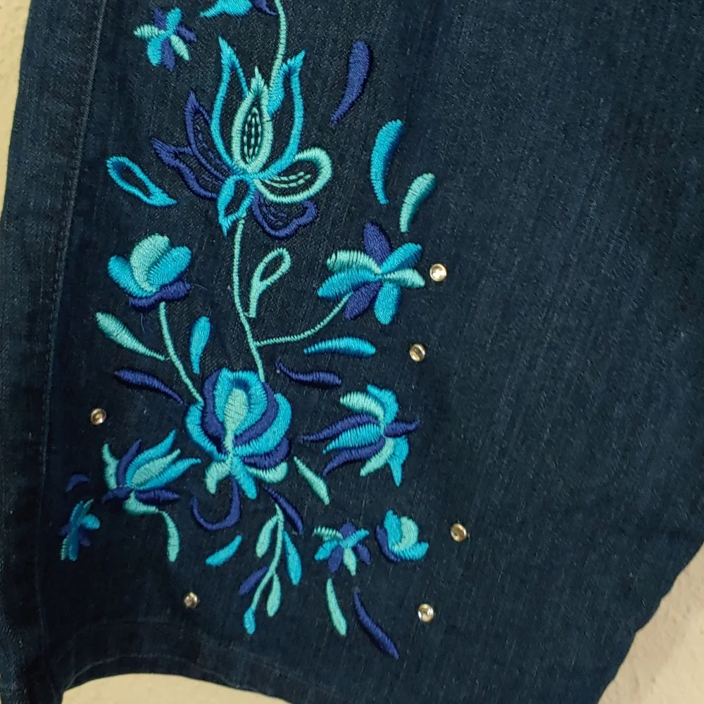 Antthony Originals Women's Size 6 Embroidered, Rhinestone accented Jean Shorts